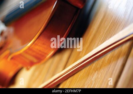 Nahaufnahme von Geige und Geigenbogen auf Holztisch Stockfoto