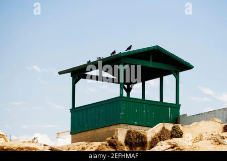 Niedriger Winkel Blick auf einen hölzernen Pavillon am Strand Stockfoto