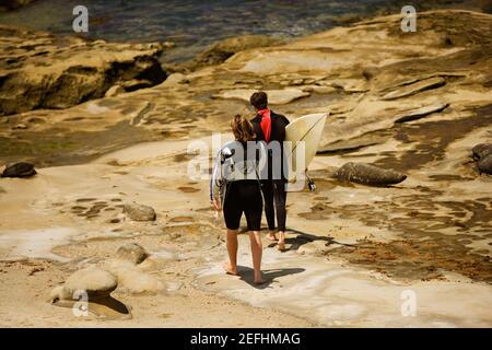 Rückansicht der beiden Surfer am Strand Stockfoto