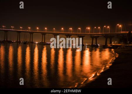 Panoramablick auf eine Brücke bei Nacht, Coronado Bay Bridge, San Diego, Kalifornien, USA Stockfoto