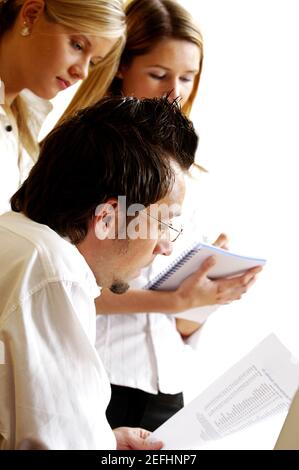 Geschäftsmann diktiert seinen Sekretären Stockfoto