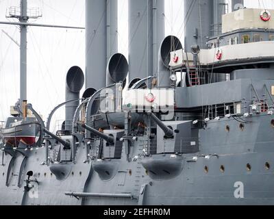 St. Petersburg, Russland. November 2019, 05th. Der gepanzerte Kreuzer Aurora, ein Kriegsschiff der ehemaligen kaiserlichen russischen Marine, ist seit 1956 als Museumsschiff in St. Petersburg, an der Newa, vertäut. Quelle: Jan Woitas/dpa-Zentralbild/ZB/dpa/Alamy Live News Stockfoto