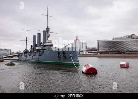 St. Petersburg, Russland. November 2019, 05th. Der gepanzerte Kreuzer Aurora, ein Kriegsschiff der ehemaligen kaiserlichen russischen Marine, ist seit 1956 als Museumsschiff in St. Petersburg, an der Newa, vertäut. Quelle: Jan Woitas/dpa-Zentralbild/ZB/dpa/Alamy Live News Stockfoto