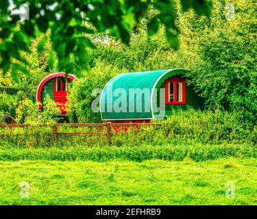 Traditionelle Zigeunerwagen, Robin Hood Bay, North York Moors National Park in der Nähe von Whitby, England Stockfoto