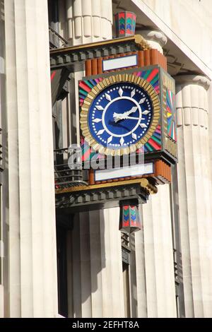 Die Art-Deco-Uhr an der Fassade des ehemaligen Daily Telegraph Building in der Fleet Street in London, Großbritannien Stockfoto