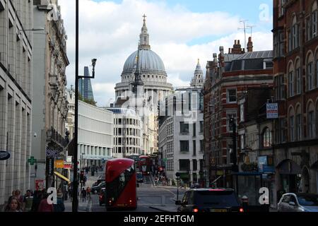 Ein Blick auf die St Paul's Cathedral entlang der Fleet Street in London, der Heimat der britischen Presse Stockfoto