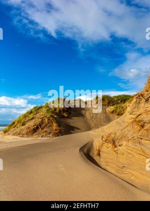 Sanddünen am Strand von Morfa Dyffryn zwischen Barmouth und Harlech in Gwynedd an der Nordwestküste von Wales mit blauem Himmel und Wolken darüber. Stockfoto