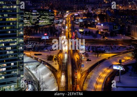 Blick vom ufo-Restaurant auf die Stadt bratislava, slowakei in der Nacht Stockfoto