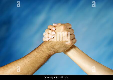 Nahaufnahme eines Mannes und einer Frau Armringen Stockfoto