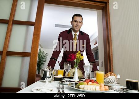 Porträt eines Kellners, der Essen serviert Stockfoto