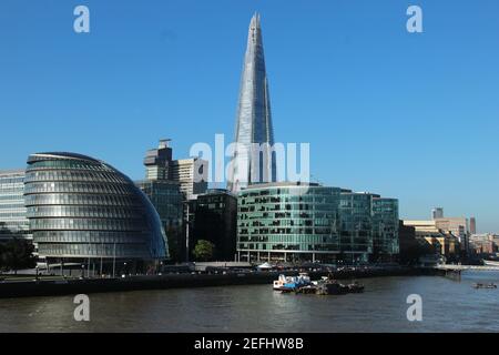 Der Shard überragt das Rathaus und andere Bürogebäude entlang der Themse in London, Großbritannien Stockfoto