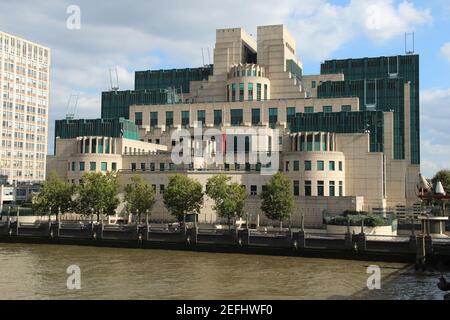 Das SIS-Gebäude oder MI6 Gebäude an der Themse in London, Großbritannien Stockfoto