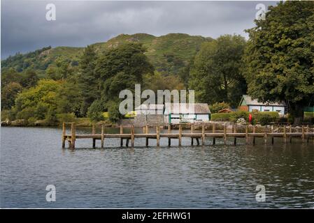 Bootshäuser und Anlegestelle auf Lake Windermere, Cumbria UK Stockfoto
