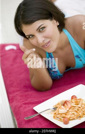 Porträt einer jungen Frau beim Essen Stockfoto