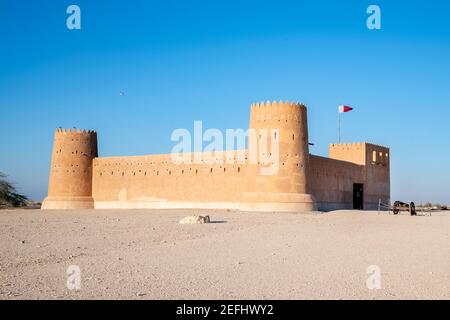 Blick auf die Al Zubara Fort, eine historische katarische militärische Festung, die Teil der archäologischen Stätte Al Zubarah ist, die zum UNESCO-Weltkulturerbe in Katar gehört. Stockfoto