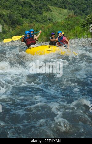 Fünf Personen Rafting in einem Fluss Stockfoto