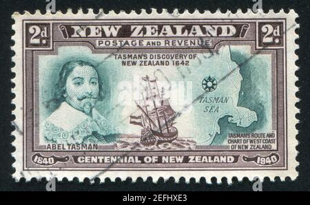 NEUSEELAND - UM 1940: Stempel gedruckt von Neuseeland, zeigt Abel Tasman, Schiff und Karte der Westküste Neuseelands, um 1940 Stockfoto