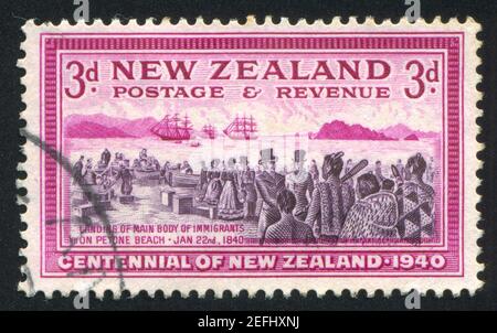 NEUSEELAND - UM 1940: Briefmarke gedruckt von Neuseeland, zeigt Pioneer Settlers Landing on Petone Beach, um 1940 Stockfoto