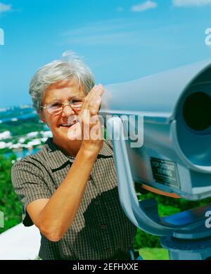 Porträt einer älteren Frau mit einem Münzfernglas und lächelnd, Bermuda Stockfoto