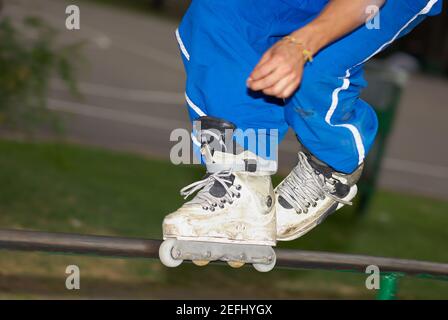 Low-Section-Ansicht eines Mannes Inline-Skating Stockfoto