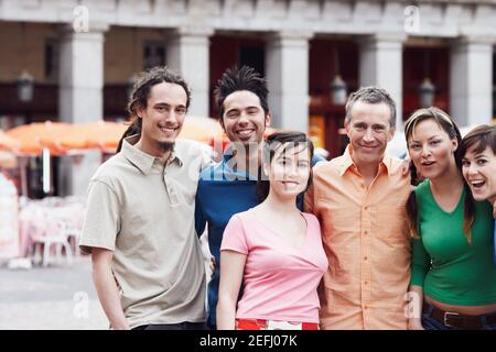 Porträt einer Gruppe von Menschen, die zusammen stehen Stockfoto