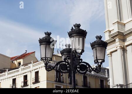 Niedrige Ansicht eines Laternenpfostens vor einem Gebäude, Madrid, Spanien Stockfoto