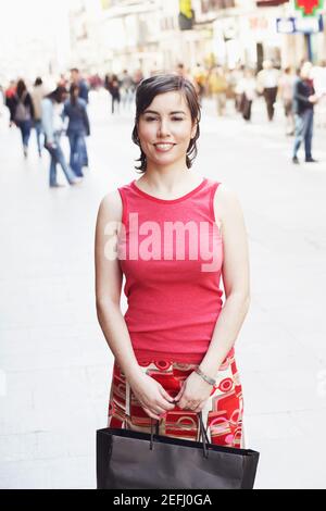 Porträt einer jungen Frau mit Einkaufstasche Stockfoto