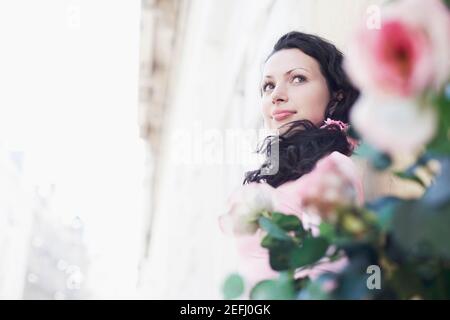Low-Angle-Ansicht einer jungen Frau grinsend Stockfoto