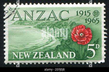 NEUSEELAND - UM 1965: Stempel gedruckt von Neuseeland, zeigt Anzac Cove und Mohn, um 1965 Stockfoto