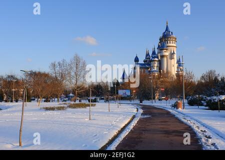 Weg unter Schnee geht zu Blue Tale Castle Stockfoto