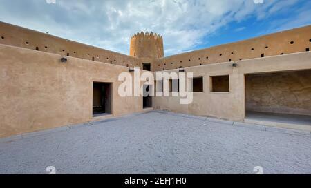 Wiederaufgebaute historische Festung Zubarah (Al Zubara) Im Nordosten der Wüsten von Katar auf der Rand des Persischen Golfs an einem sonnigen Sommertag Stockfoto