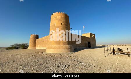 Wiederaufgebaute historische Festung Zubarah (Al Zubara) Im Nordosten der Wüsten von Katar auf der Rand des Persischen Golfs an einem sonnigen Sommertag Stockfoto