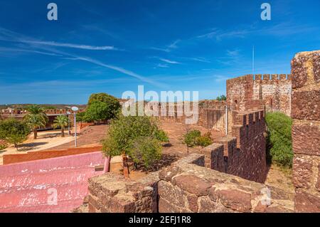 Panoramabild über dem Innenhof von Castelo de Silves in Portugal Ohne Menschen Stockfoto