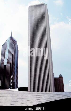 Blick auf Wolkenkratzer in einer Stadt, Aon Center und zwei Prudential Plaza, Chicago, Illinois, USA Stockfoto