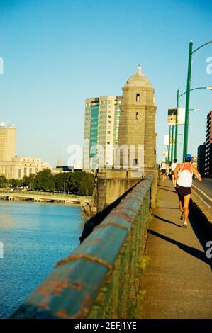 Menschen, die auf einer Brücke, Longfellow Bridge, Charles River, Boston, Massachusetts, USA Stockfoto