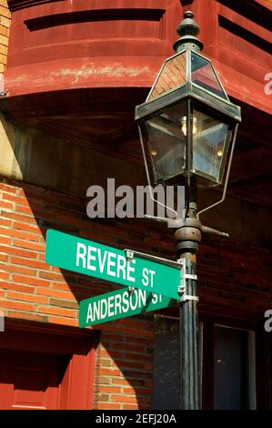 Nahaufnahme eines Schildbretts auf einem Laternenpfosten, Boston, Massachusetts, USA Stockfoto