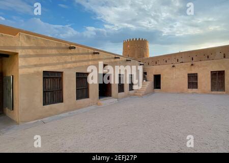 Wiederaufgebaute historische Festung Zubarah (Al Zubara) Im Nordosten der Wüsten von Katar auf der Rand des Persischen Golfs an einem sonnigen Sommertag Stockfoto