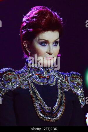 London, Großbritannien. 20.. Februar 2013. Dermot OÕLeary und Sharon Osbourne vergeben den Brit Award für die beste internationale Frau während der Brit Awards Show 2013, 02 Arena, London. Kredit: S.A.M./Alamy Stockfoto