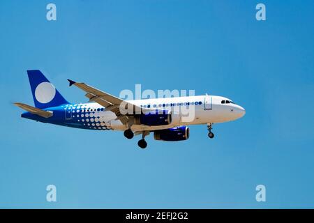 Low-Angle-Ansicht eines Verkehrsflugzeugs im Flug, San Diego, Kalifornien, USA Stockfoto