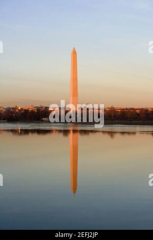 Reflexion eines Denkmals in Wasser, Washington Monument, Washington DC, USA Stockfoto