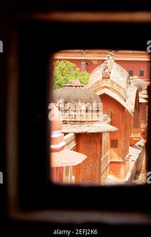 Hoher Abschnitt Ansicht der Kuppeln eines Palastes durch ein Fenster gesehen, City Palace, Jaipur, Rajasthan, Indien Stockfoto