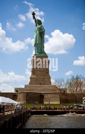 Niedrigen Winkel Blick auf eine Statue, Statue Of Liberty, Liberty Island, New York City, New York State, USA Stockfoto