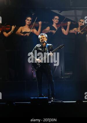 London, Großbritannien. 20.. Februar 2013. Matt Bellamy von Muse tritt während der Brit Awards Show 2013, 02 Arena, London, auf der Bühne auf. Stockfoto