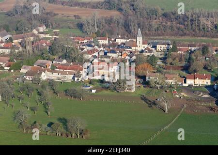 Luftaufnahme von Chaussy en vexin, einem kleinen ländlichen französischen Dorf in Vexin mit seiner Kirche, im Departement Val-d'Oise (95710); Region Ile-de-France, Fr. Stockfoto