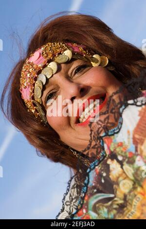 Niedrigen Winkel Blick auf eine reife Frau, Lächeln Stockfoto