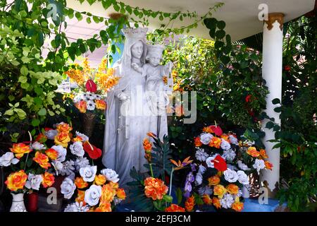 Weiße Marmorstatue von Virgen del Carmen (Schutzpatron der Insel) und Schrein, Taboga Island, Panama Stockfoto