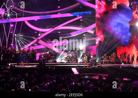 London, Großbritannien. 20.. Februar 2013. Emeli Sandeeps tritt bei den Brit Awards 2013, 02 Arena, London, auf der Bühne auf. Stockfoto