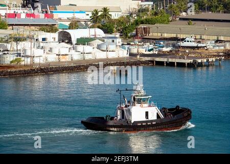 Hochwinkelansicht eines Schleppschiffes an einem Hafen, Honolulu Hafen, Honolulu, Oahu, Hawaii Inseln, USA Stockfoto