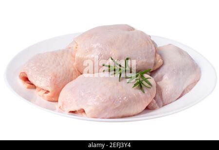 Rohe Hähnchen Oberschenkel auf Platte.Huhn Oberschenkel Weiß Platte isoliert Objekt Weiß Hintergrund Rohe Huhn Fleisch. Stockfoto