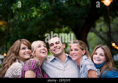 Porträt eines jungen Mannes mit vier jungen Frauen Lächeln Stockfoto